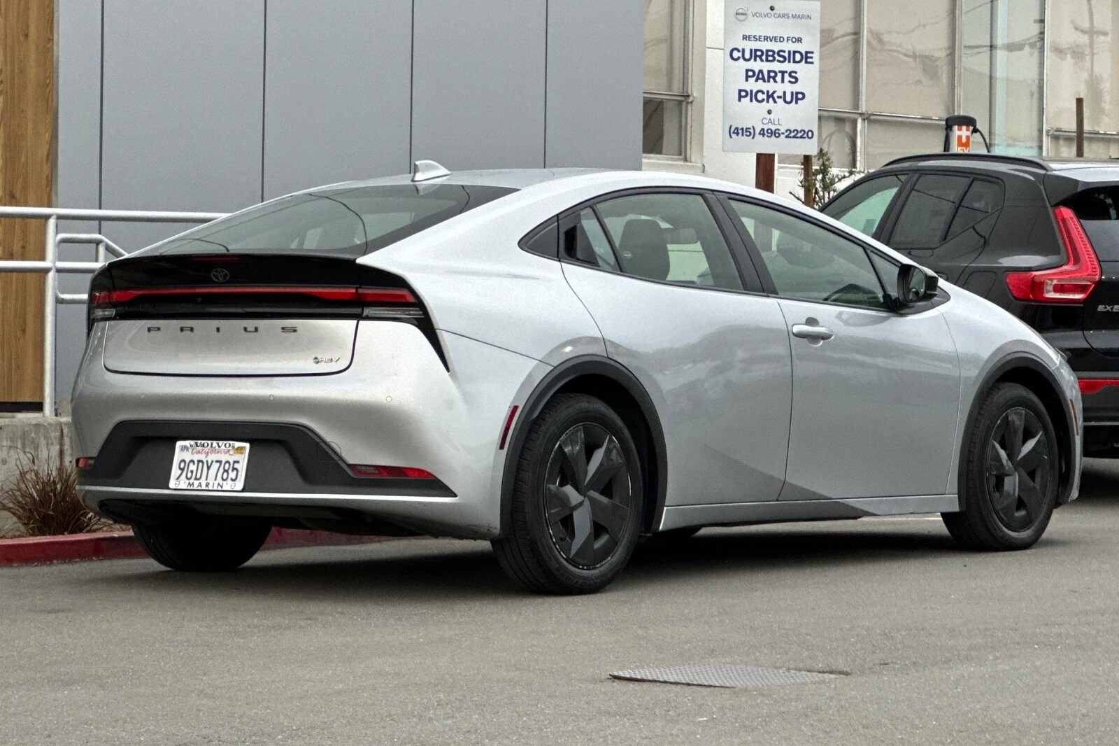 2023 Toyota Prius LE photo 2