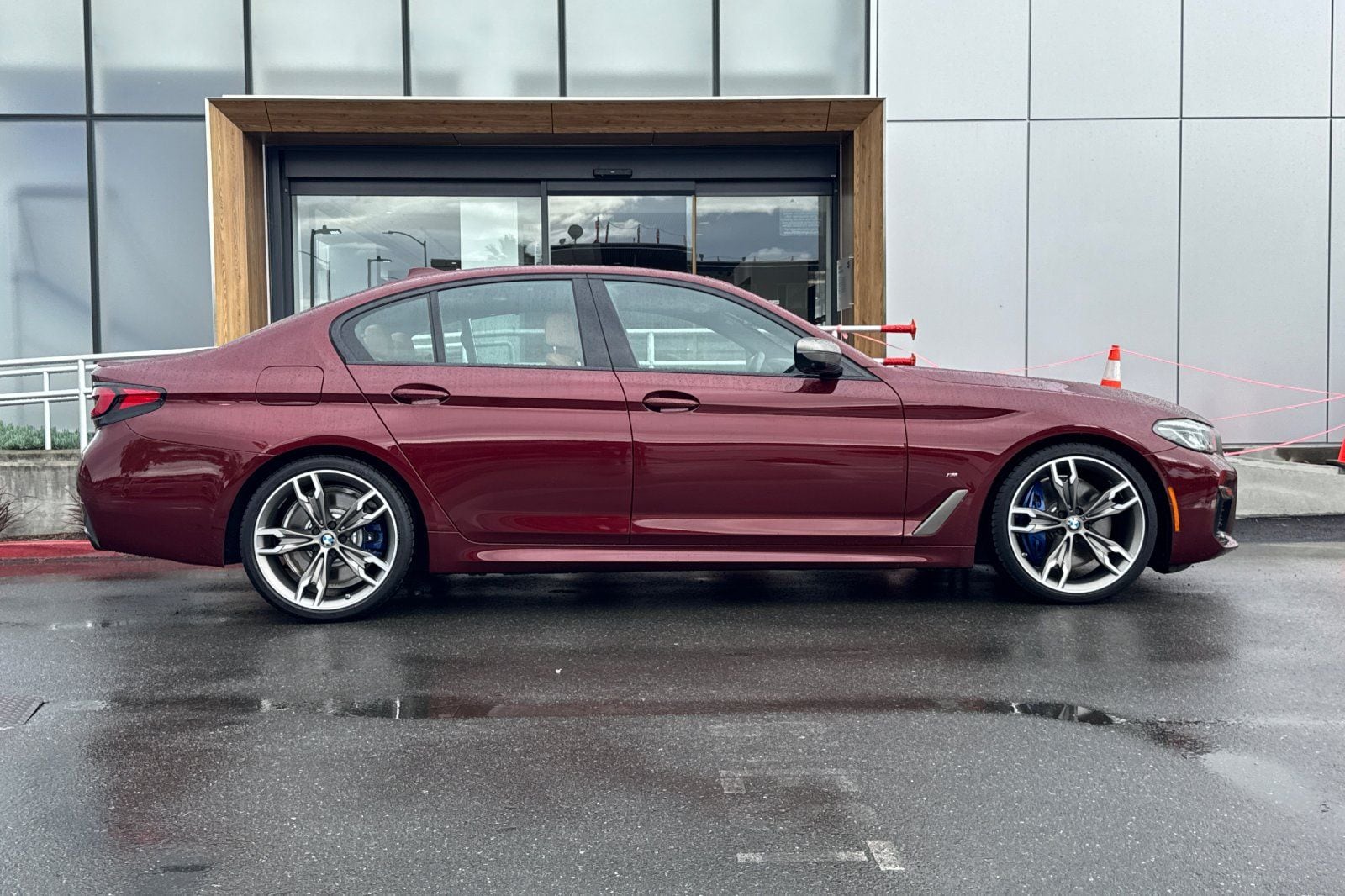 2023 BMW M550i xDrive photo 3