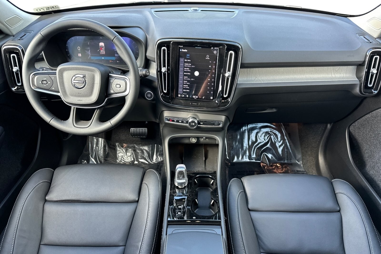 2025 Volvo XC40 Plus photo 3