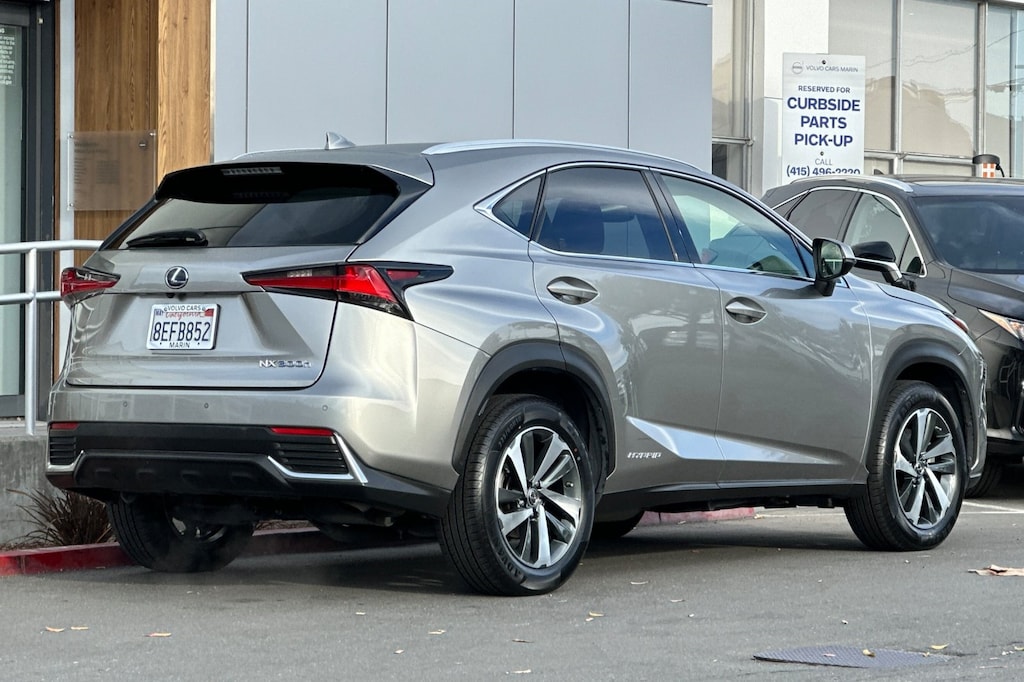 2018 Lexus NX 300h Luxury photo 2