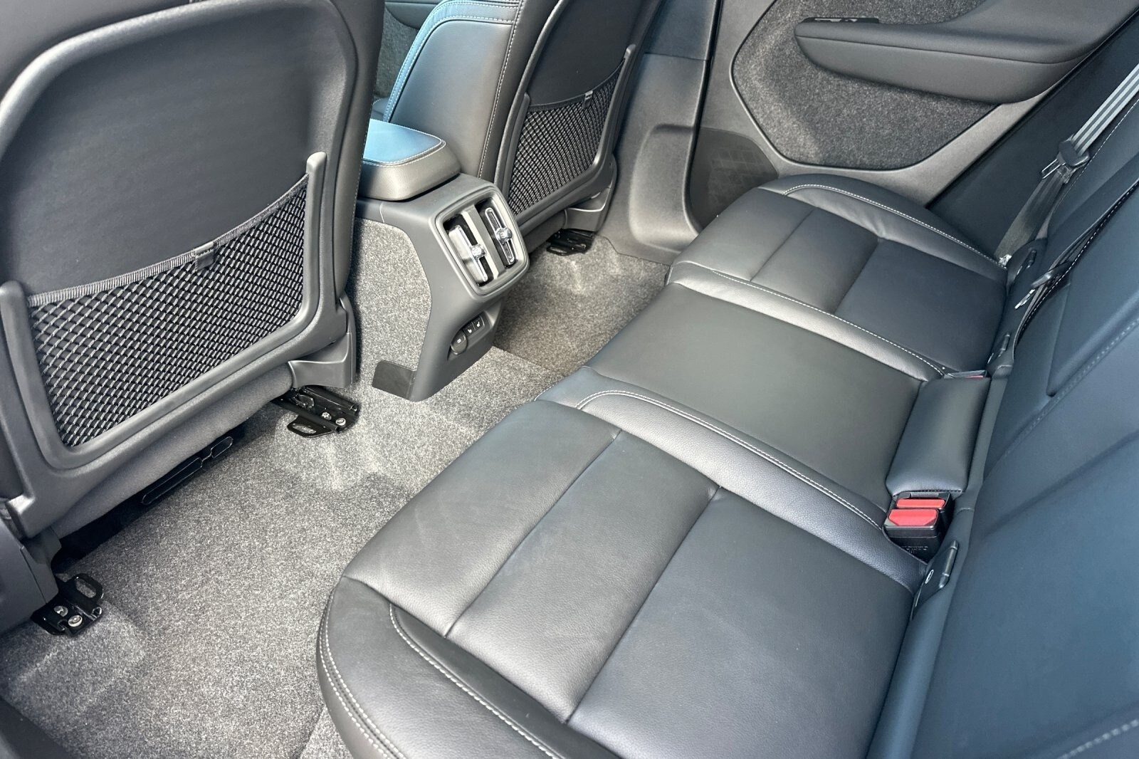 2025 Volvo XC40 Plus photo 4