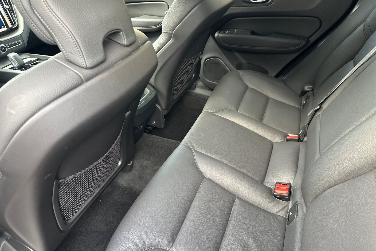 2025 Volvo XC60 B5 Plus photo 4