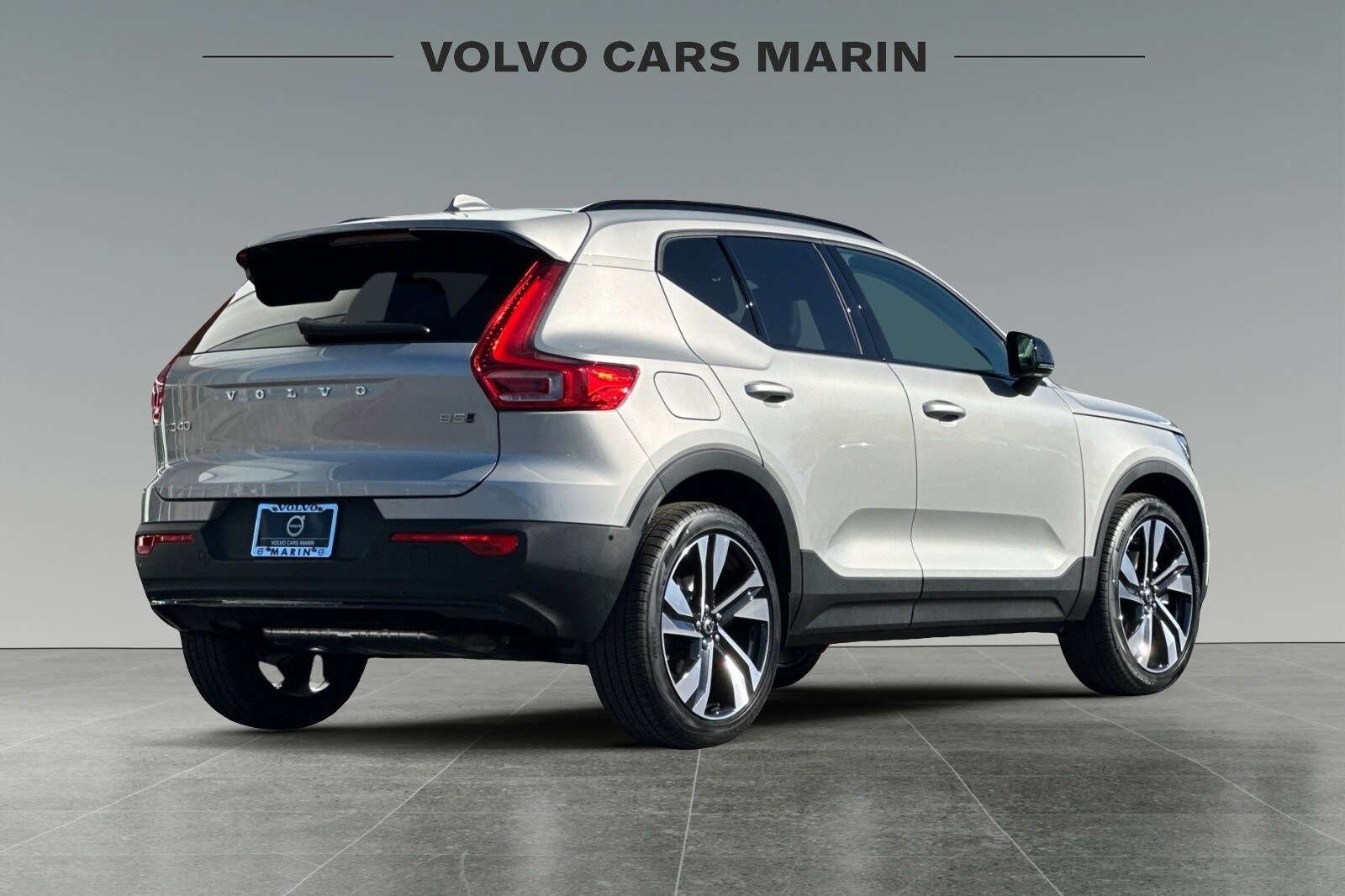 2025 Volvo XC40 photo 2
