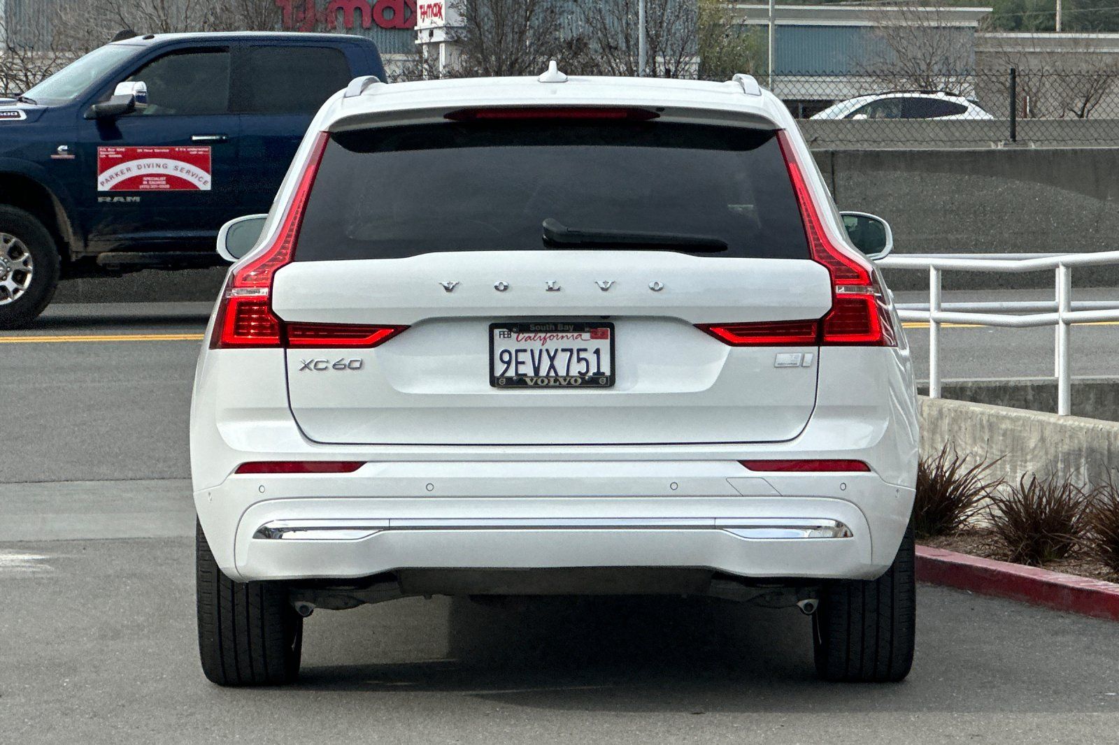 2023 Volvo XC60 Recharge Plug-In Hybrid Plus Bright photo 6