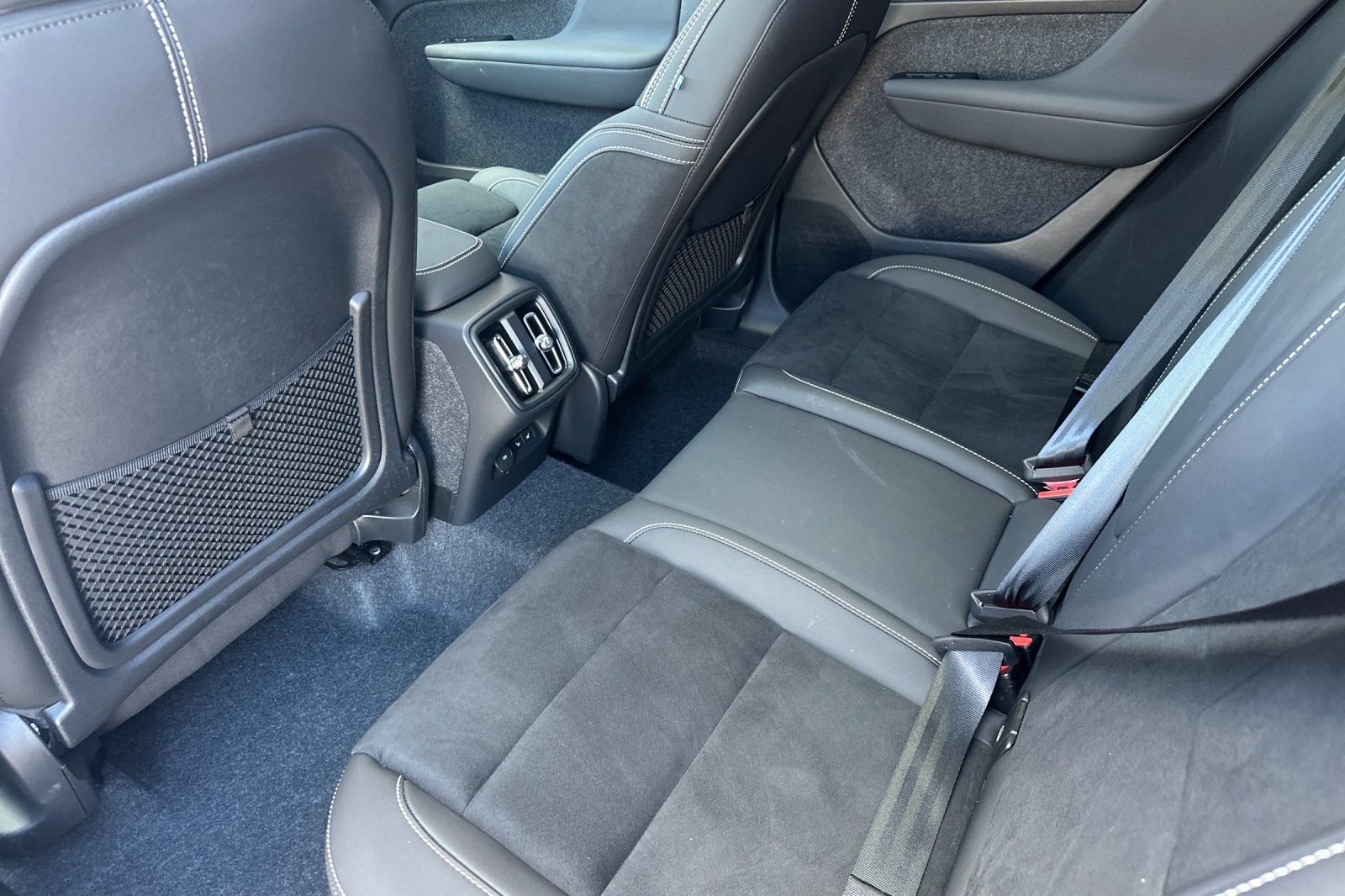 2025 Volvo XC40 B5 Plus Dark Theme photo 4