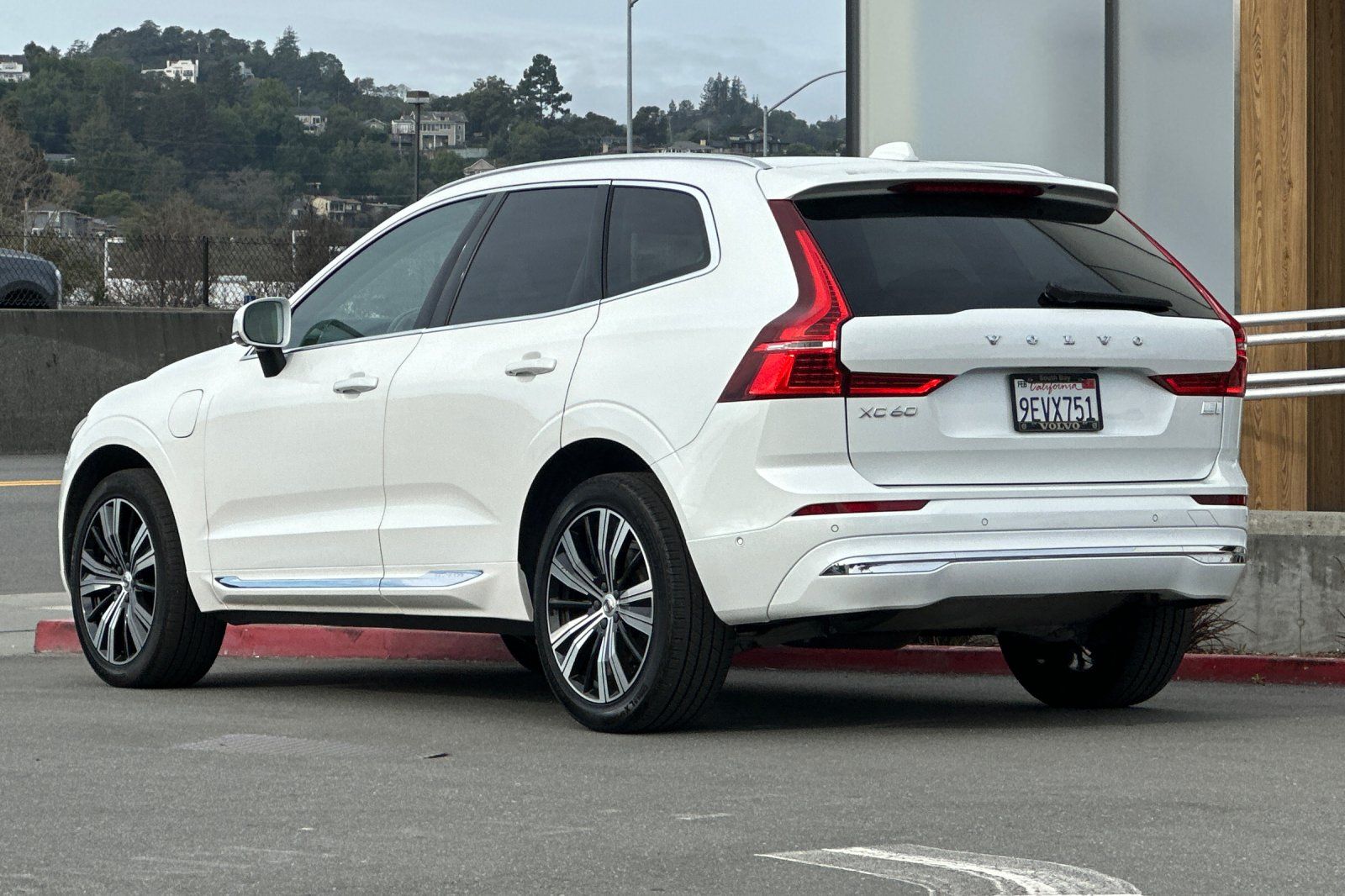 2023 Volvo XC60 Recharge Plug-In Hybrid Plus Bright photo 5