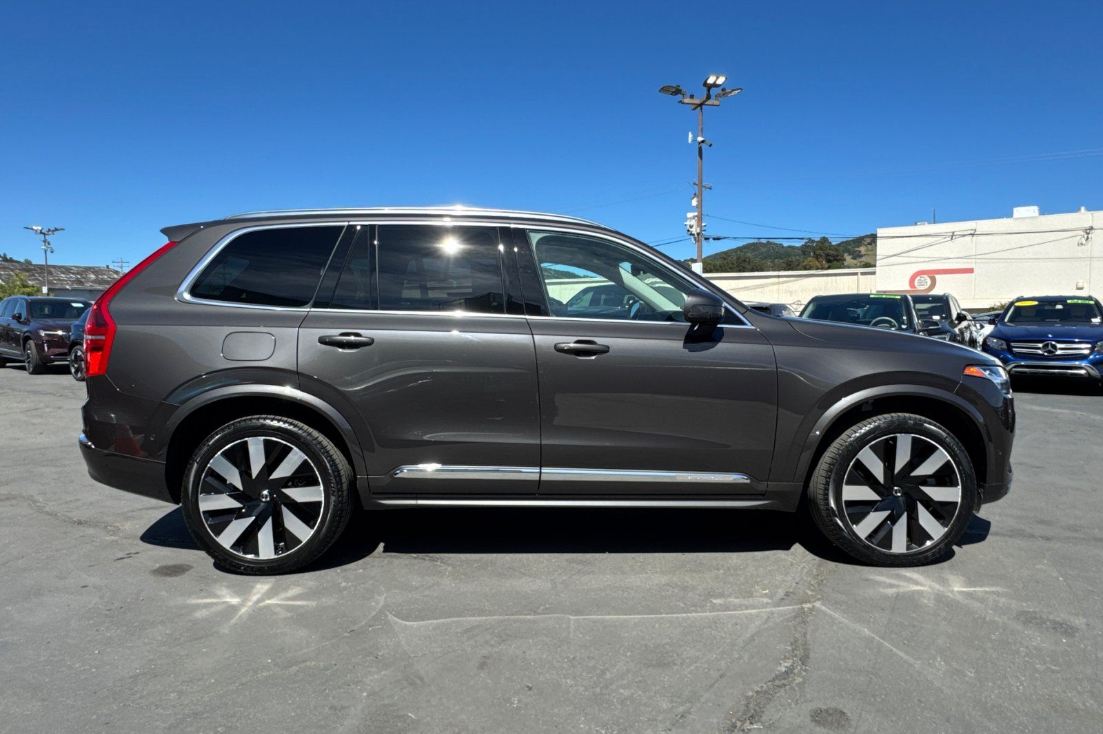 2023 Volvo XC90 Recharge Plug-In Hybrid Ultimate 6-Seater photo 3