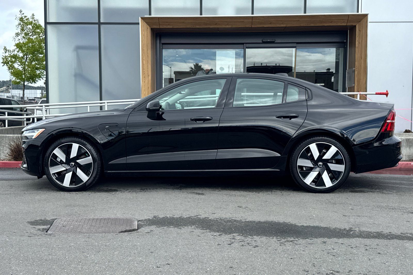 2023 Volvo S60 Recharge Plug-In Hybrid Plus Dark photo 5