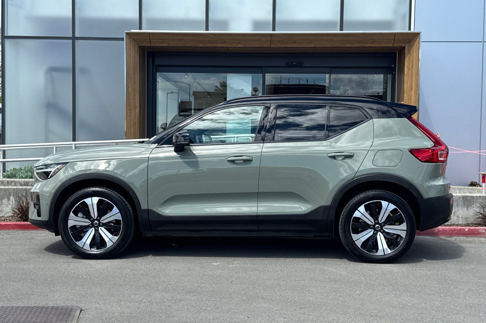 2023 Volvo XC40 Recharge Pure Electric Plus photo 5