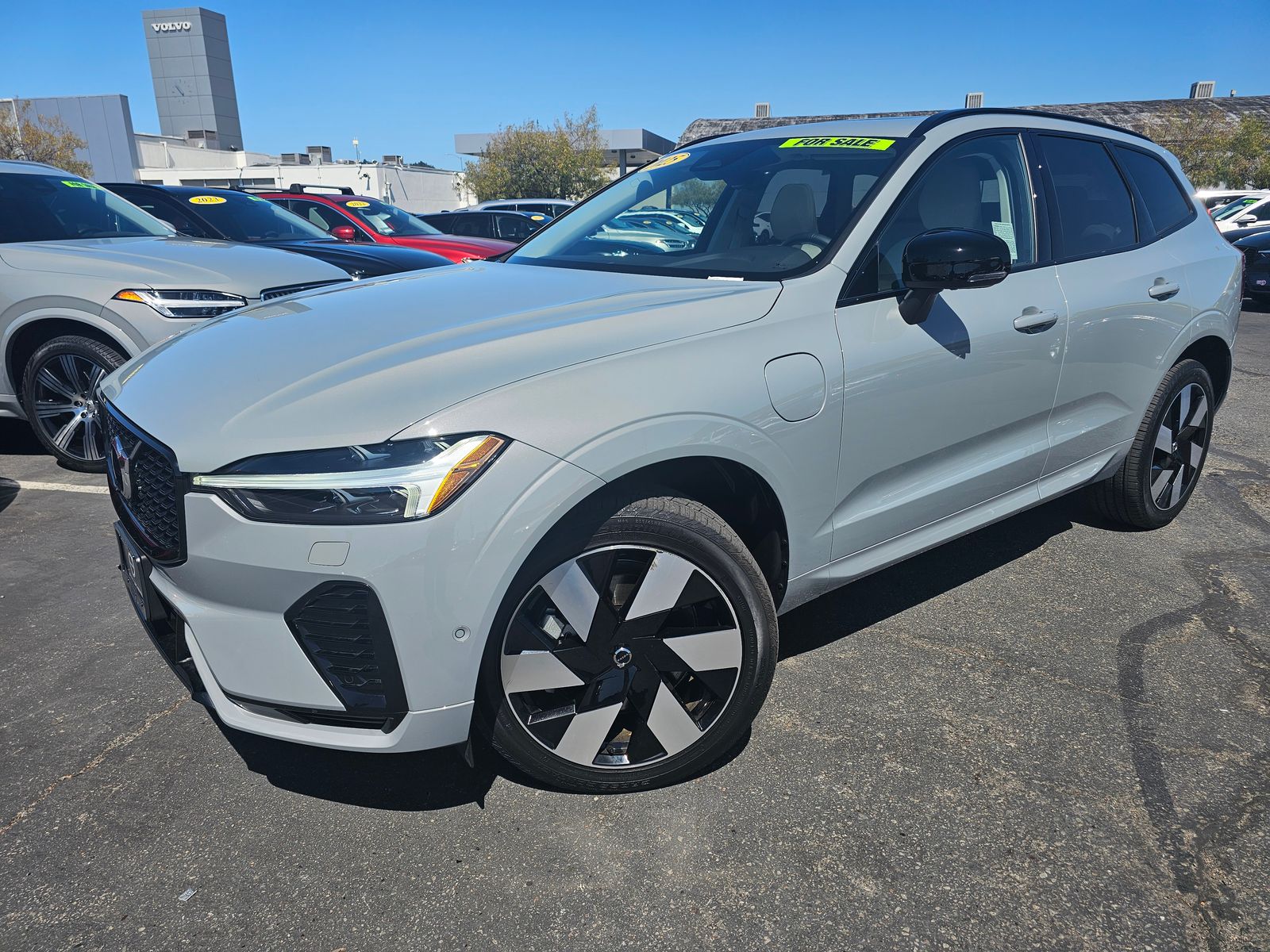 2025 Volvo XC60 T8 Plus Dark AWD's photo