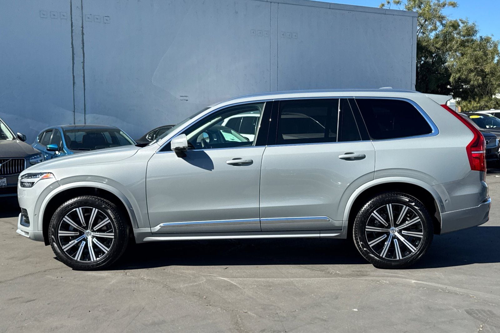 2025 Volvo XC90 B6 Plus 7-Seater photo 4