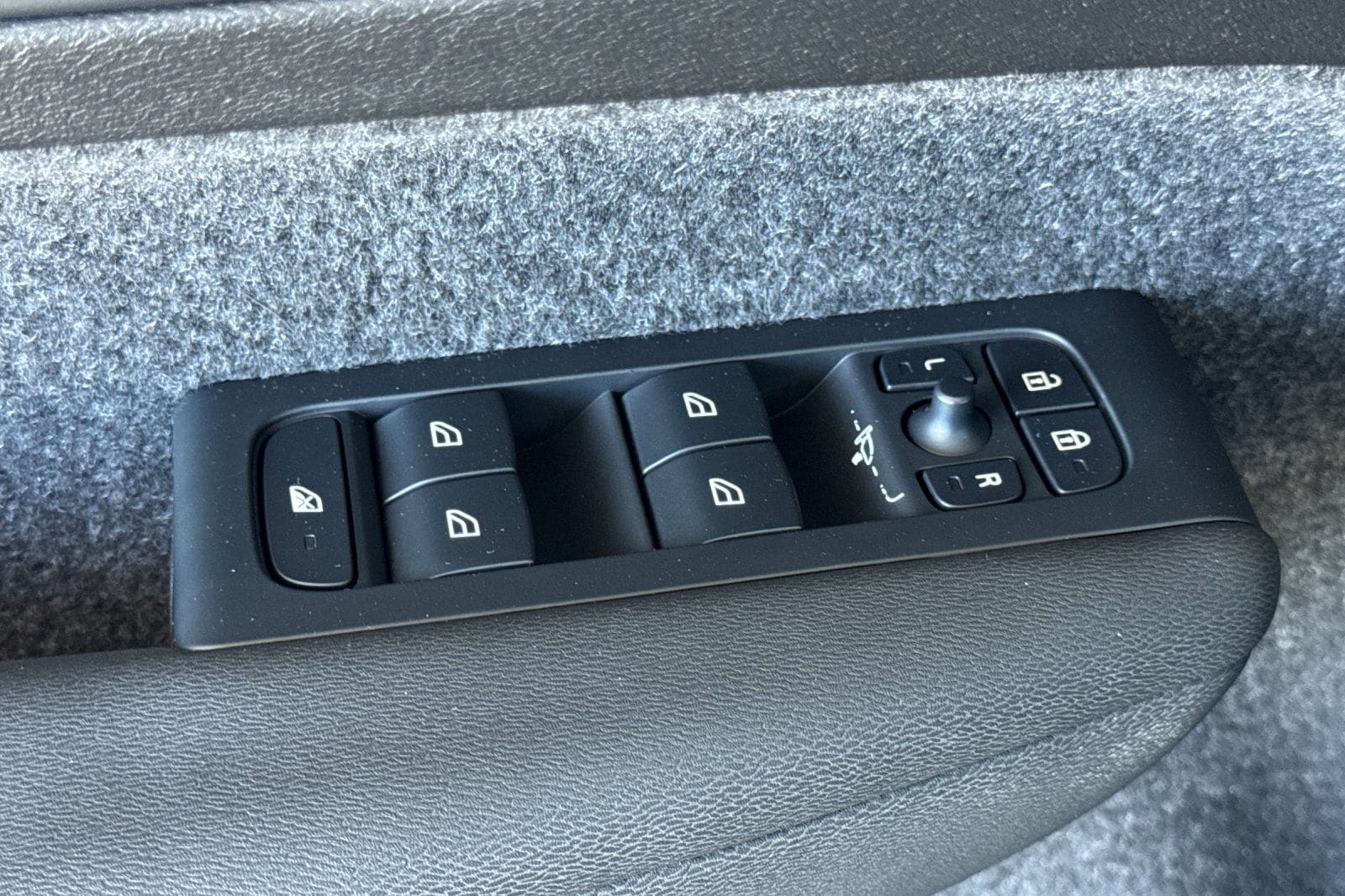 2025 Volvo XC40 Core - Photo 16