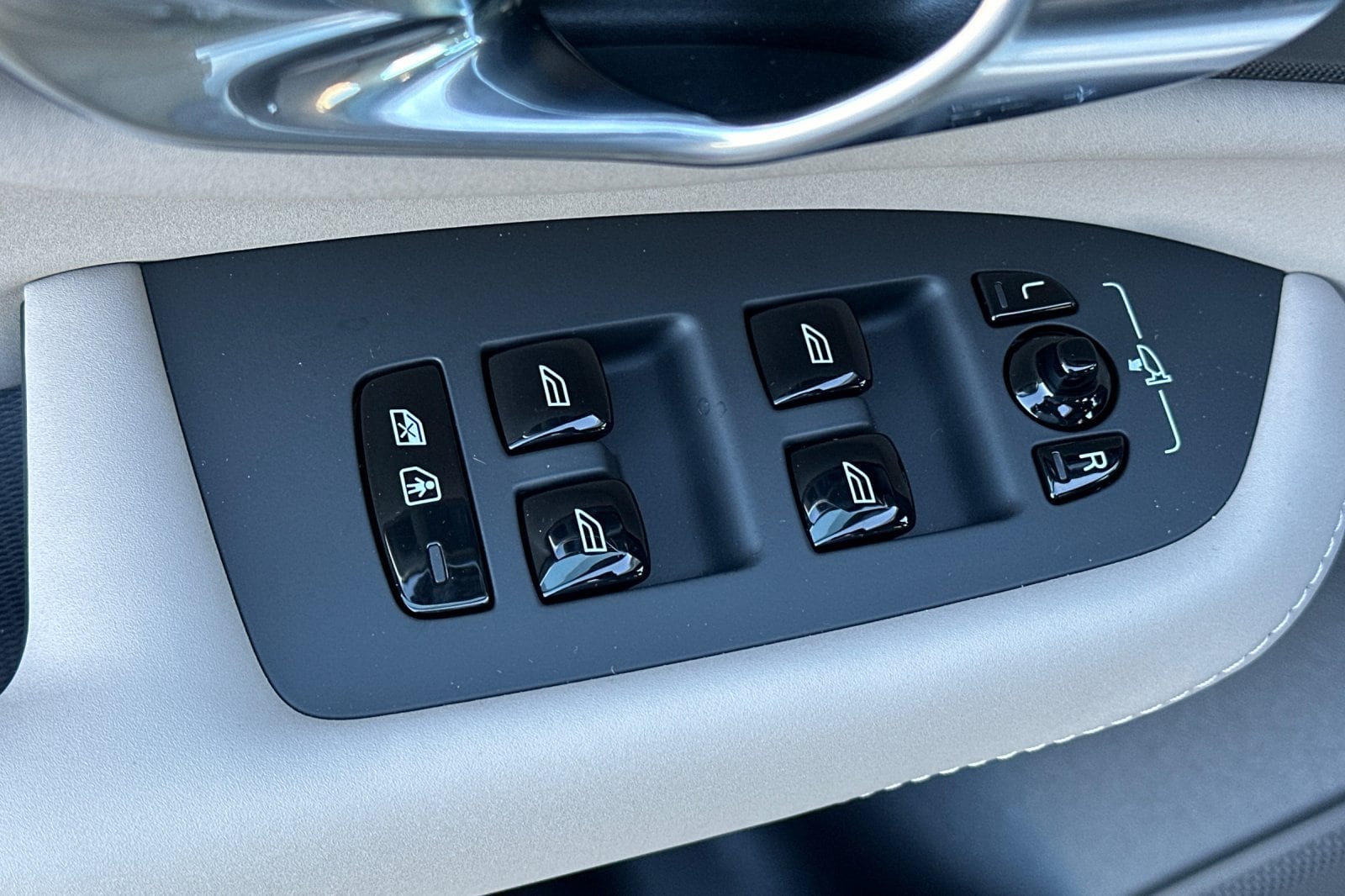 2026 Volvo XC90 Plus - Photo 15