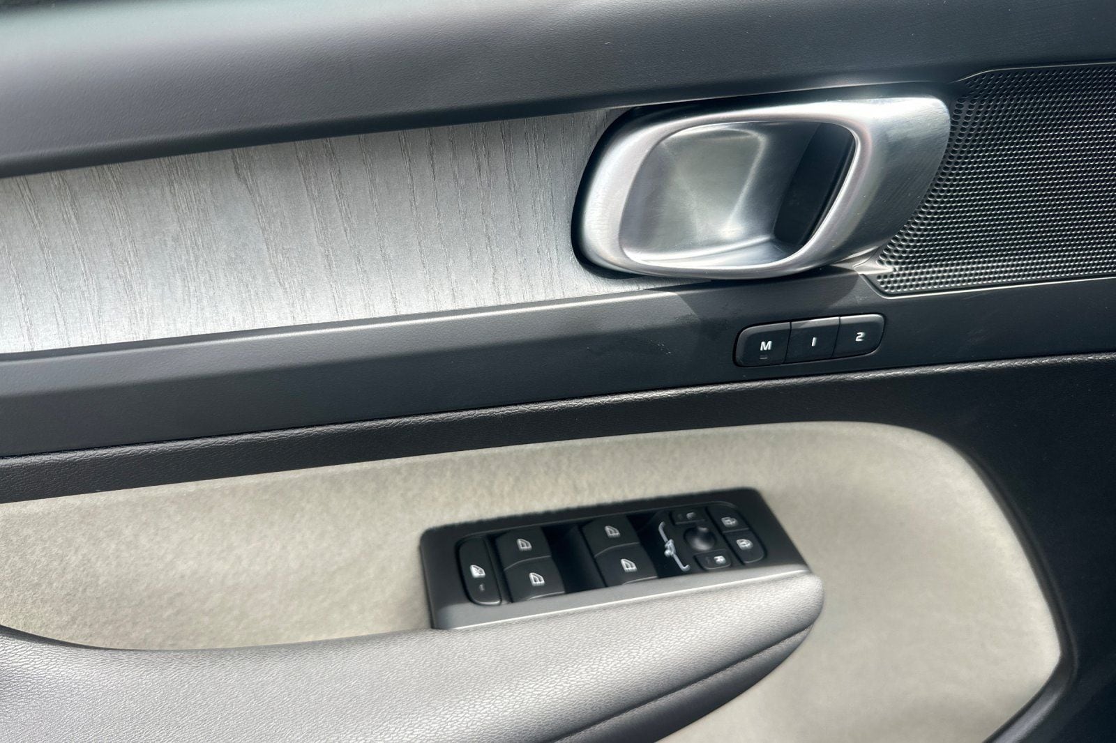 2026 Volvo XC40 Plus - Photo 15