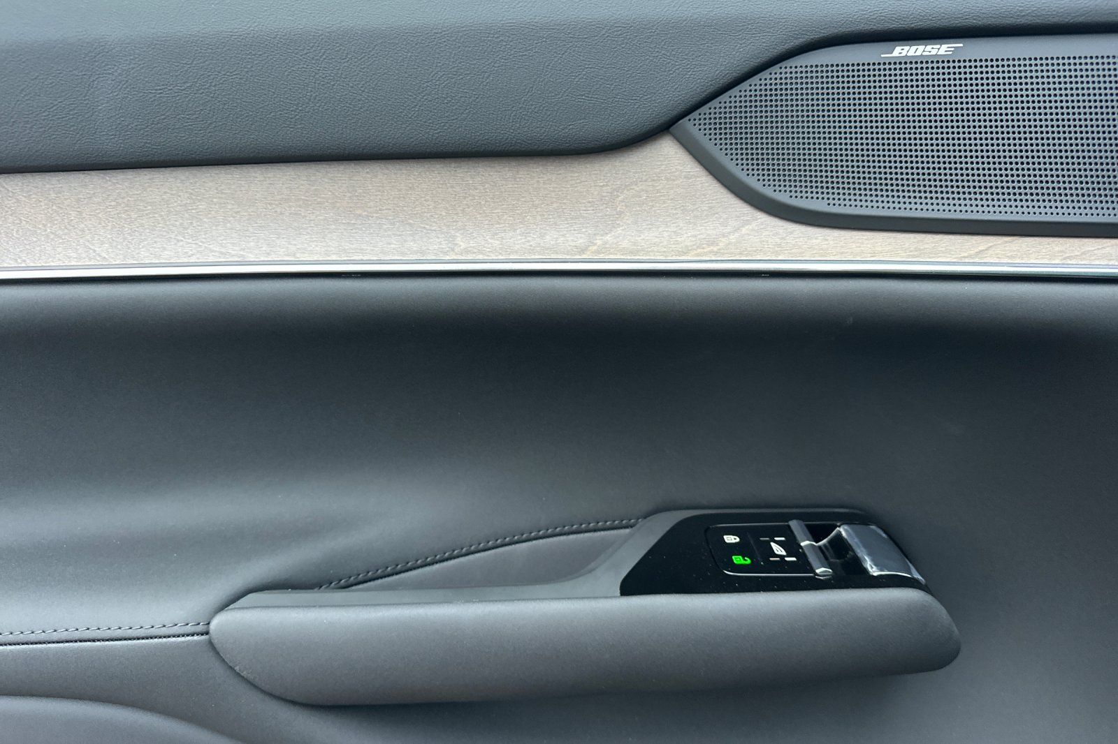 2025 Volvo EX90 Ultra - Photo 14