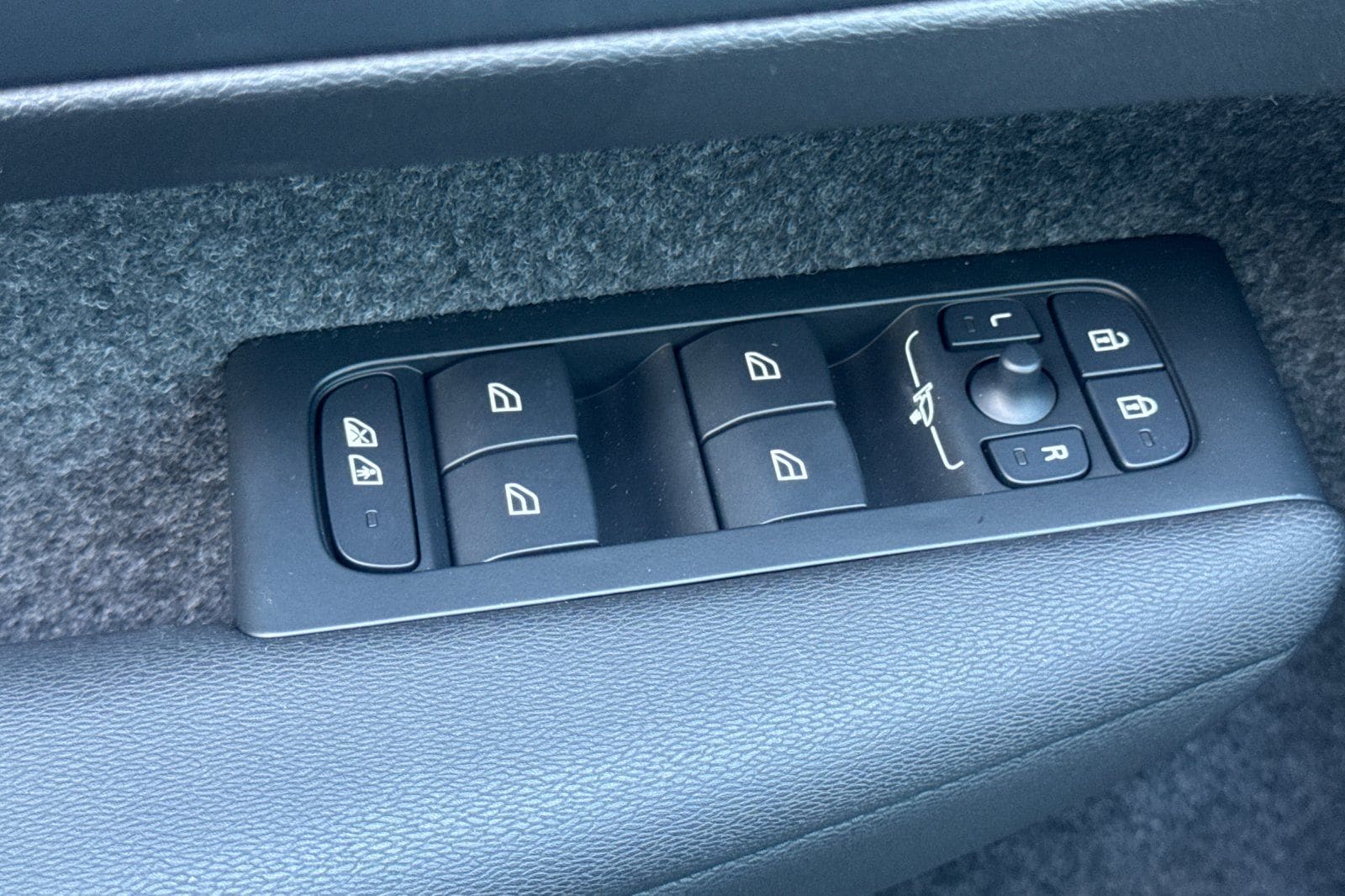 2026 Volvo XC40 Ultra - Photo 15