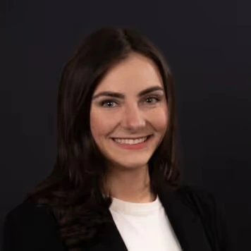 Staff member Nina Zuccaro from ID_46408e