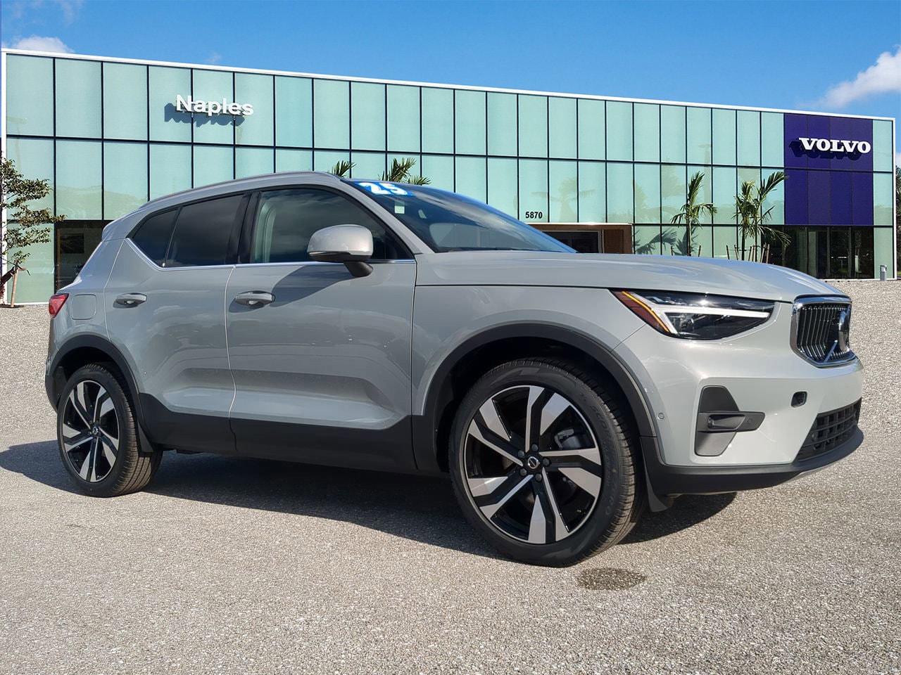 2025 Volvo XC40 B5 Plus Bright Theme