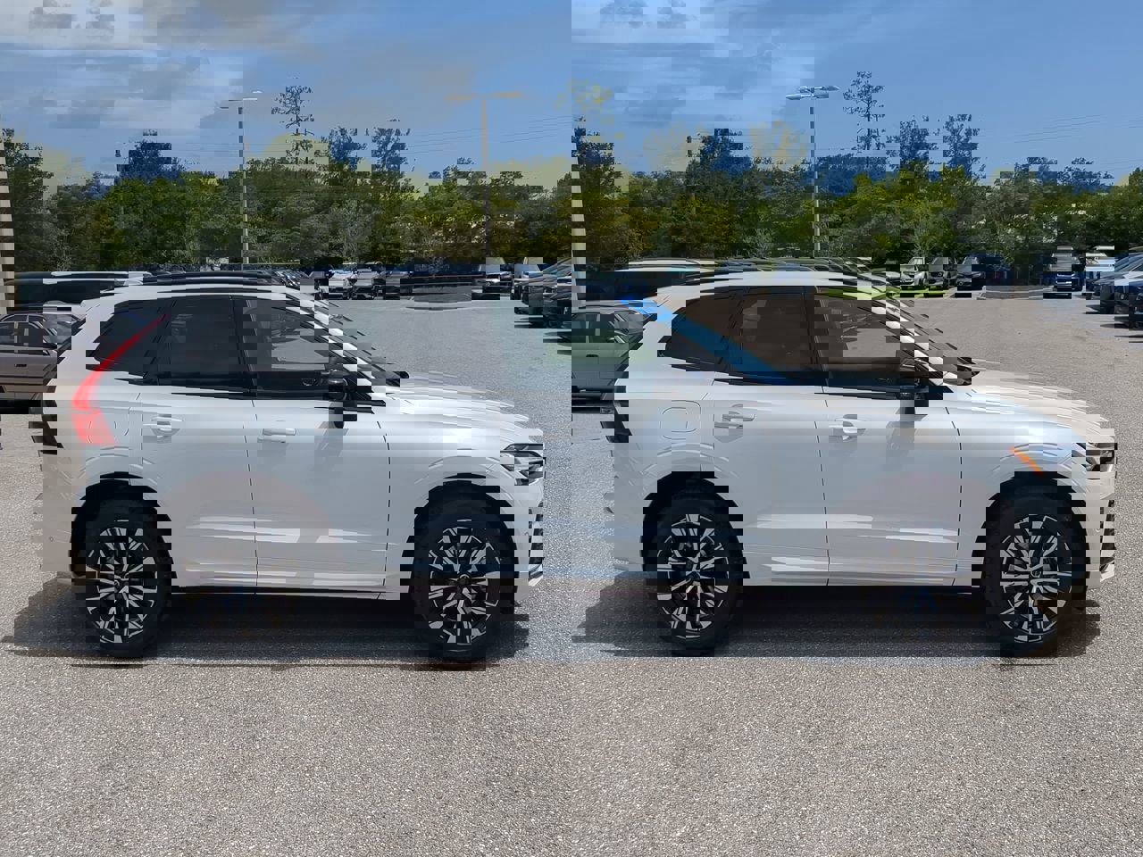 2025 Volvo XC60 B5 Plus photo 4