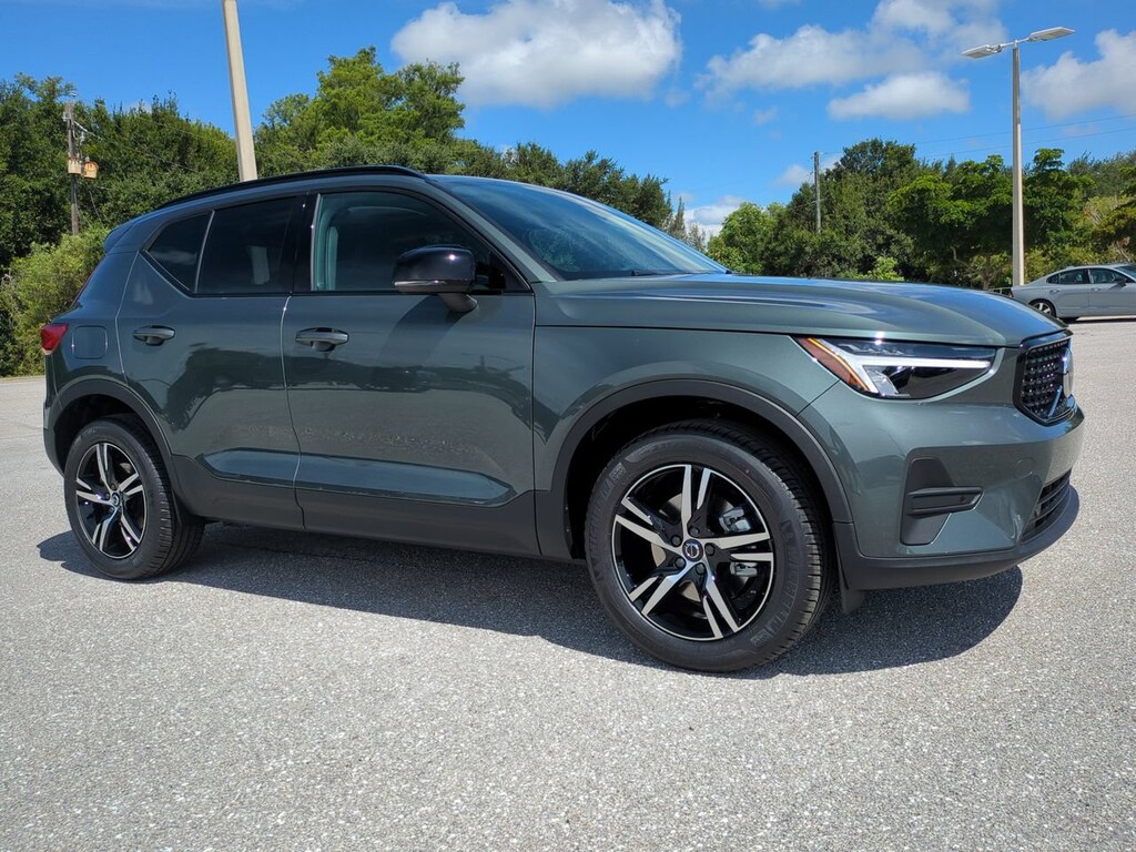 New 2026 Volvo XC40 B5 Core SUV