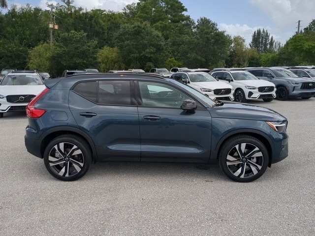2026 Volvo XC40 Plus photo 3