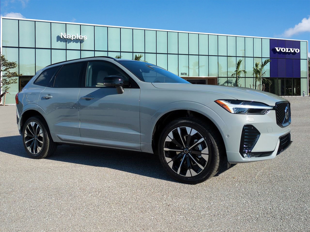 2026 Volvo XC60 Plus's photo