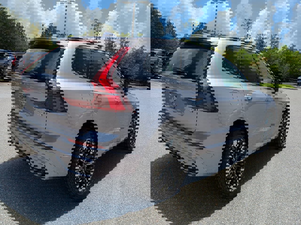 2026 Volvo XC60 B5 photo 4