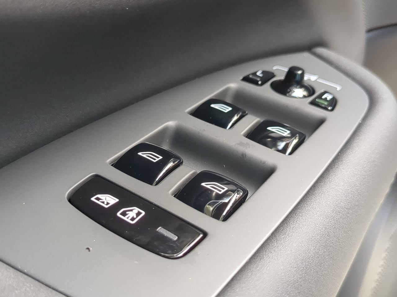 2026 Volvo XC90 Plus - Photo 25