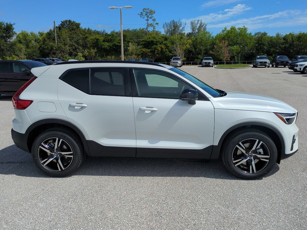 New 2026 Volvo XC40 B5 Core SUV