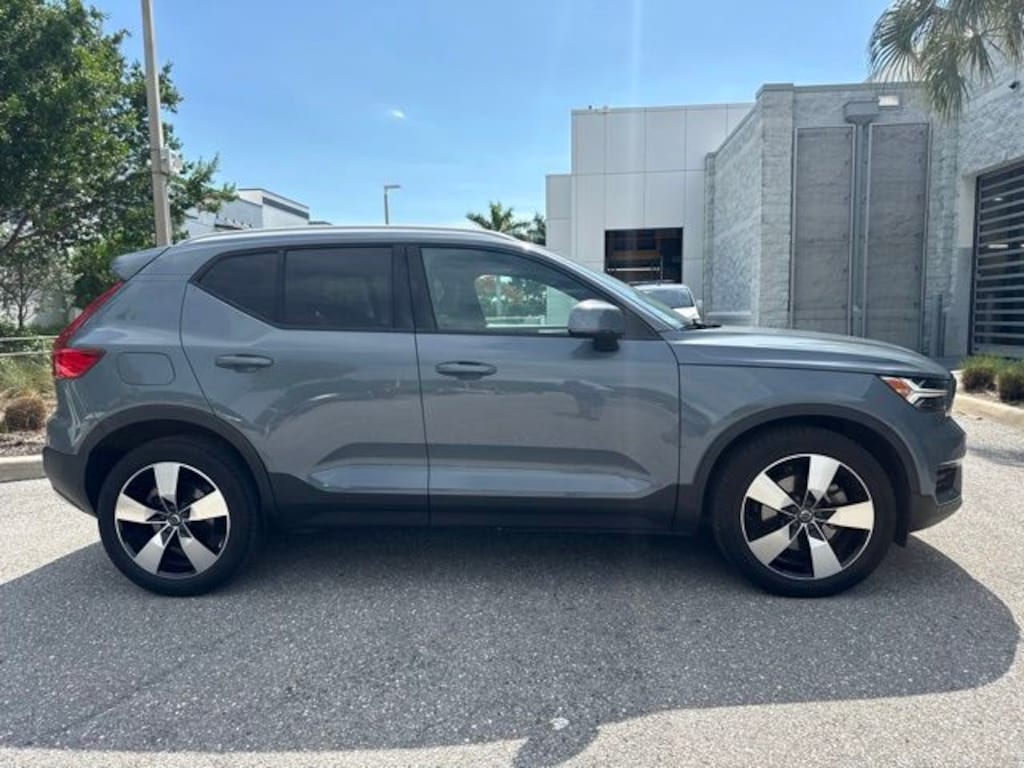 Used 2020 Volvo XC40 Momentum SUV