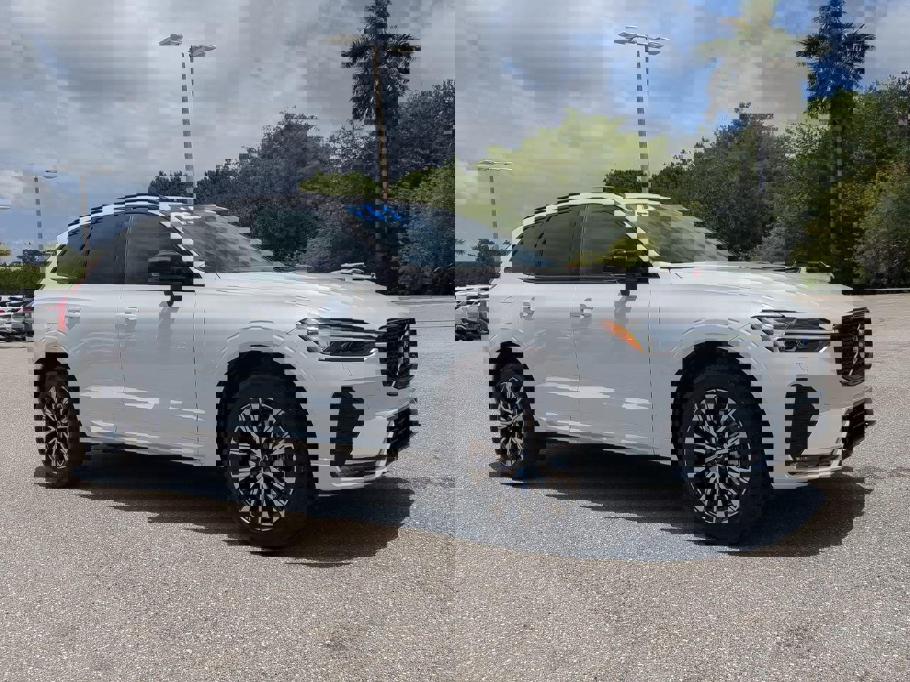 2025 Volvo XC60 B5 Core photo 2