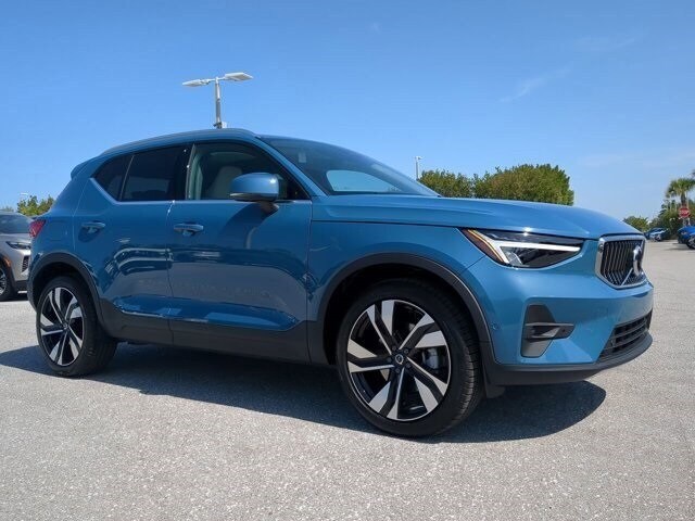 2025 Volvo XC40 Plus photo 2