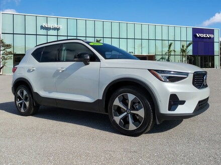 2025 Volvo XC40 B5 Plus Dark Theme SUV YV4L12UC3S2583646