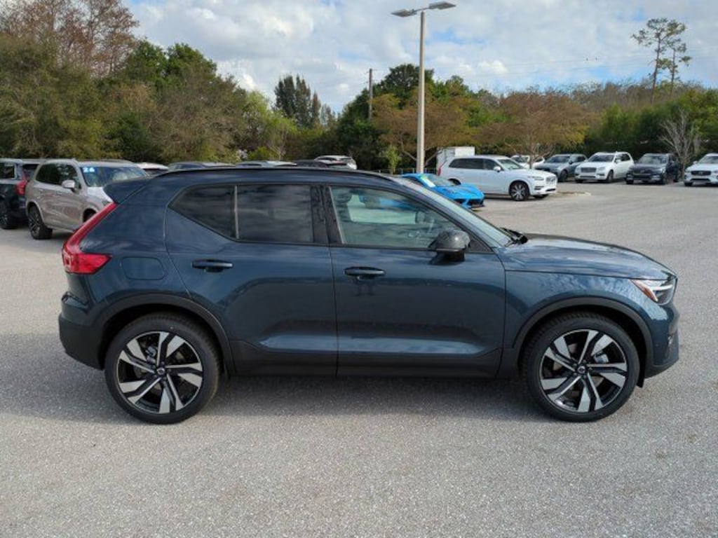 New 2026 Volvo XC40 B5 Ultra SUV