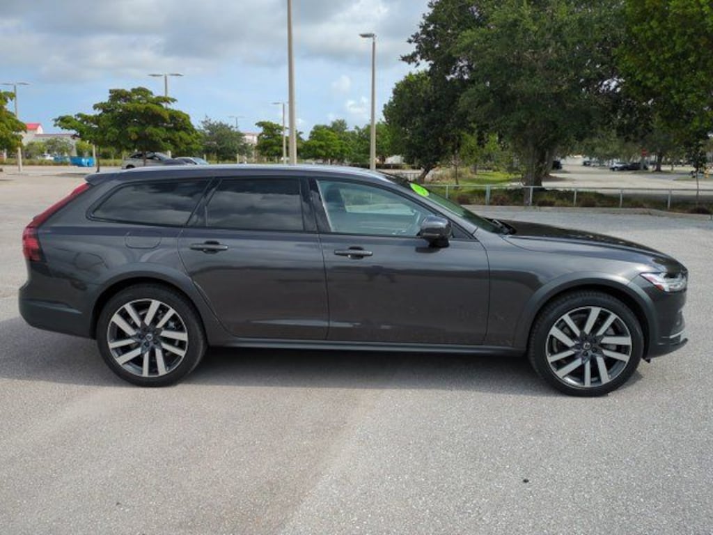 Used 2022 Volvo V90 Cross Country B6 Wagon