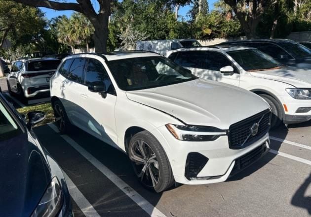 2024 Volvo XC60 B5 Ultimate Dark Theme AWD's photo