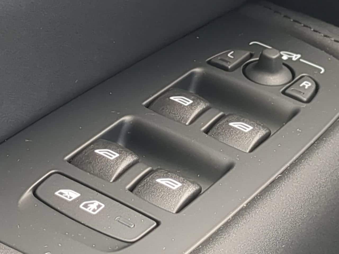 2026 Volvo XC60 Plus - Photo 25