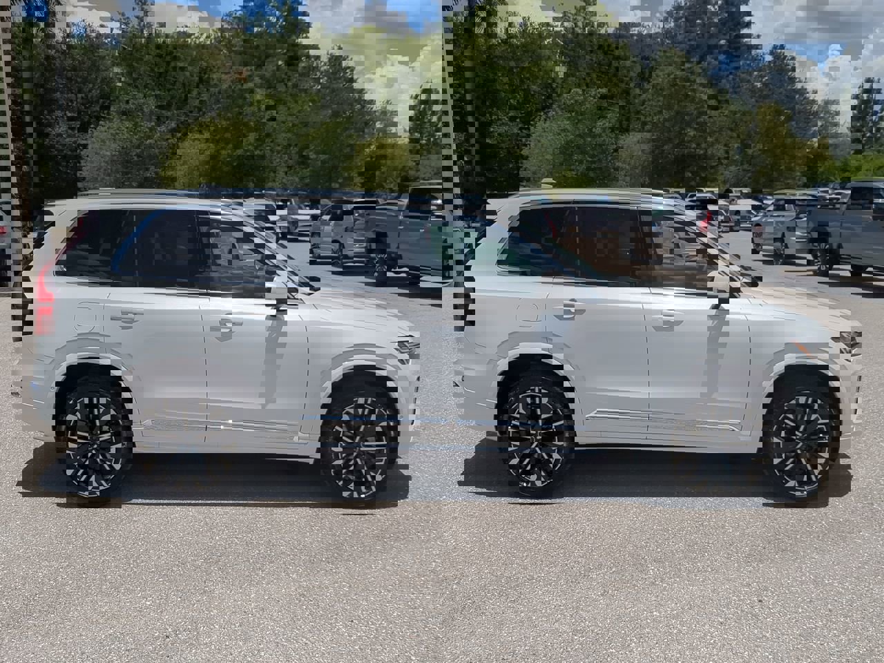 2026 Volvo XC90 B5 Plus photo 3