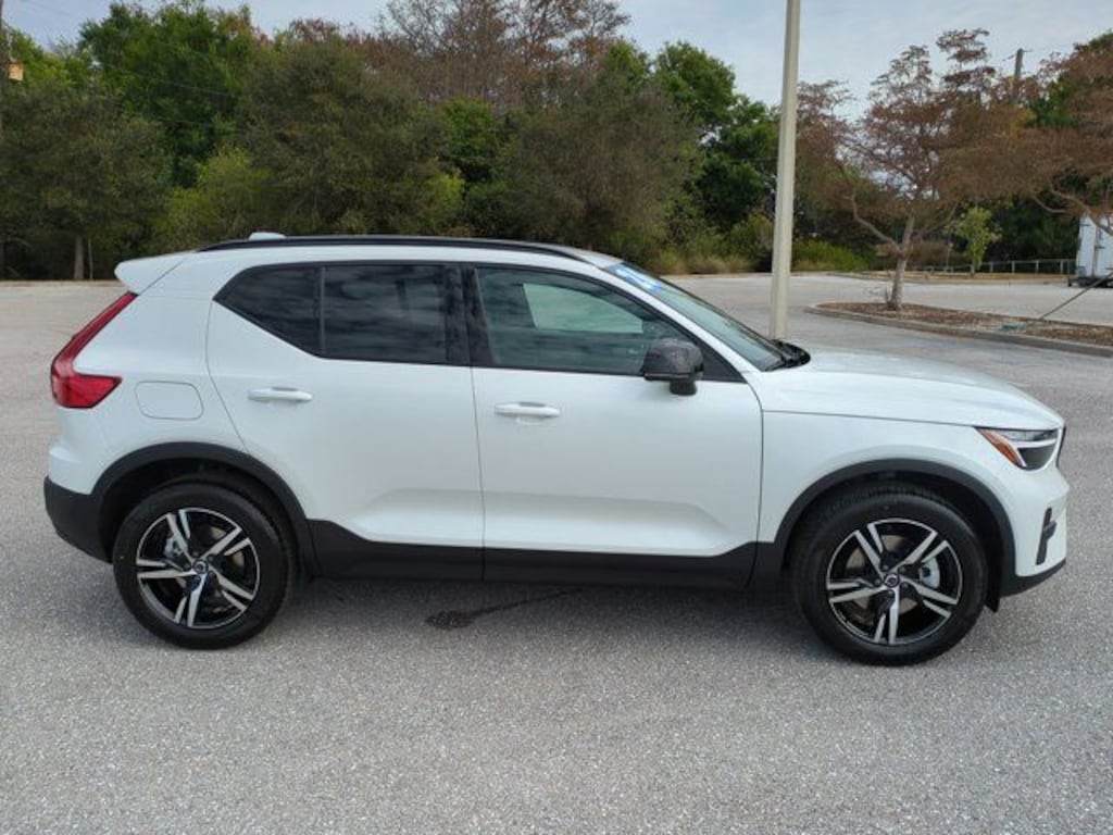 New 2026 Volvo XC40 B5 Core SUV
