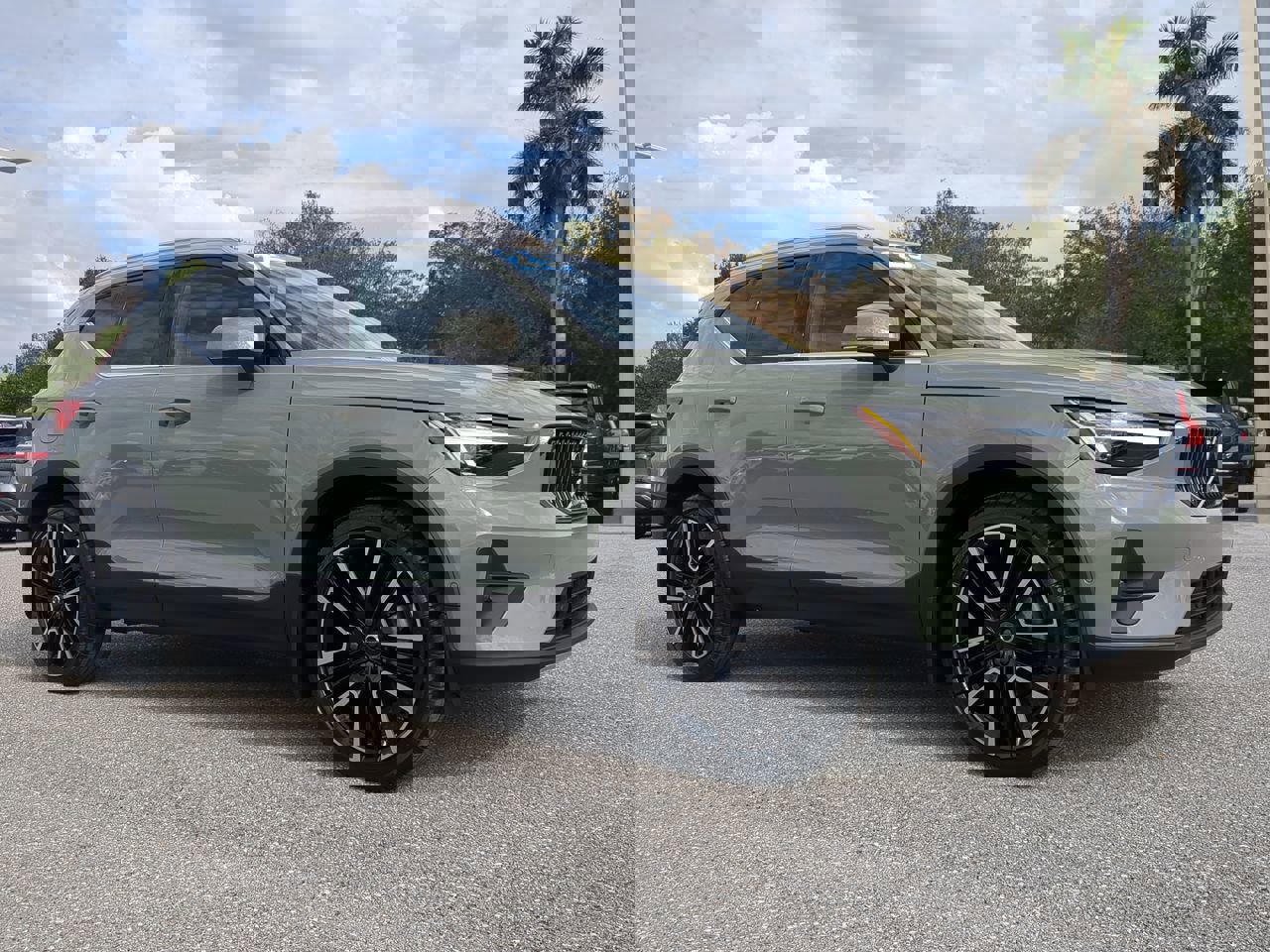 2025 Volvo XC40 photo 2