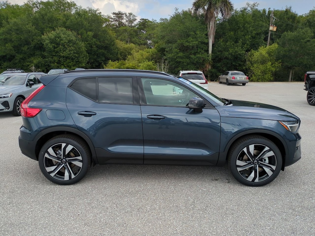 New 2026 Volvo XC40 B5 Ultra SUV