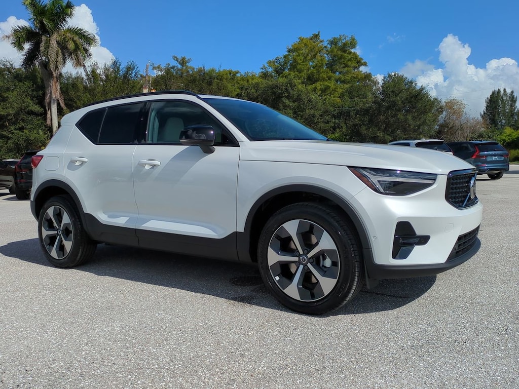 New 2026 Volvo XC40 B5 Plus SUV