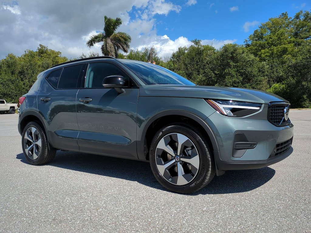 New 2026 Volvo XC40 B4 Core SUV