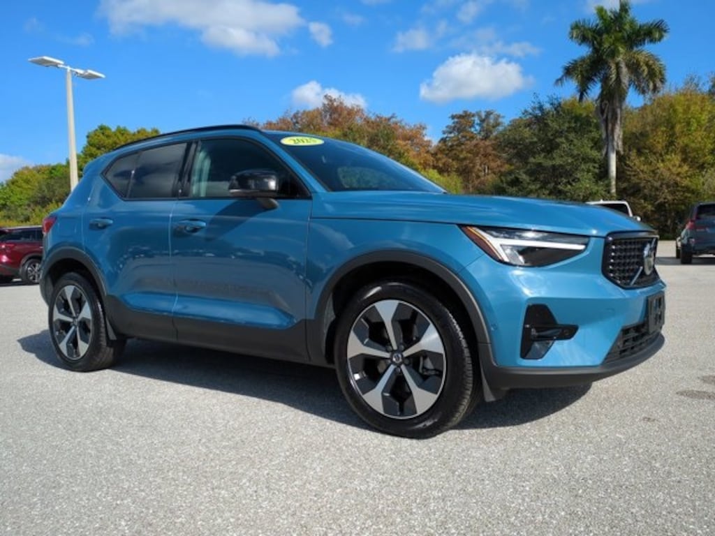 Certified 2025 Volvo XC40 B5 Plus Dark Theme SUV