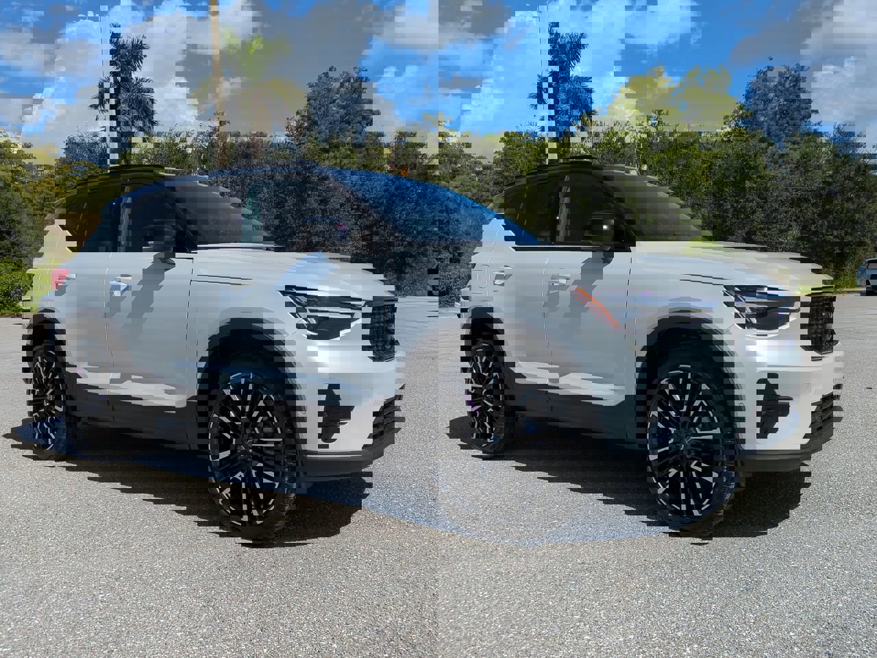 2026 Volvo XC40 photo 2