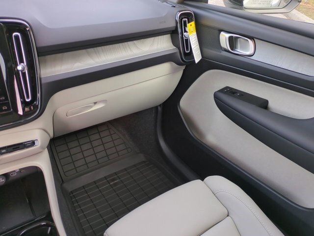 2026 Volvo XC40 Plus - Photo 18