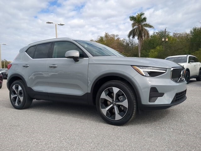 2025 Volvo XC40 Core photo 2