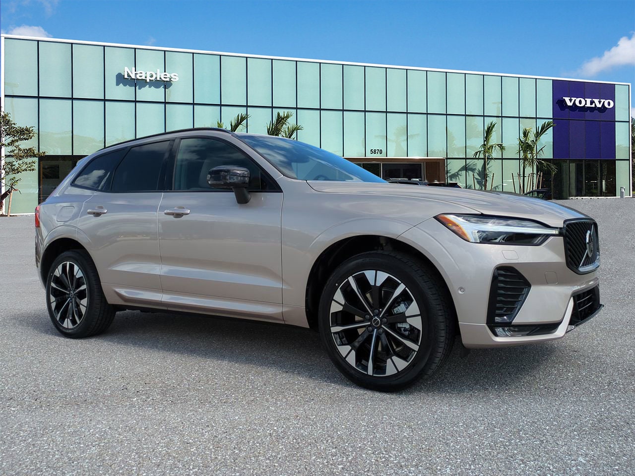 2026 Volvo XC60 Plus's photo