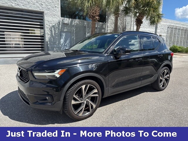 2021 Volvo XC40 R-Design photo 3