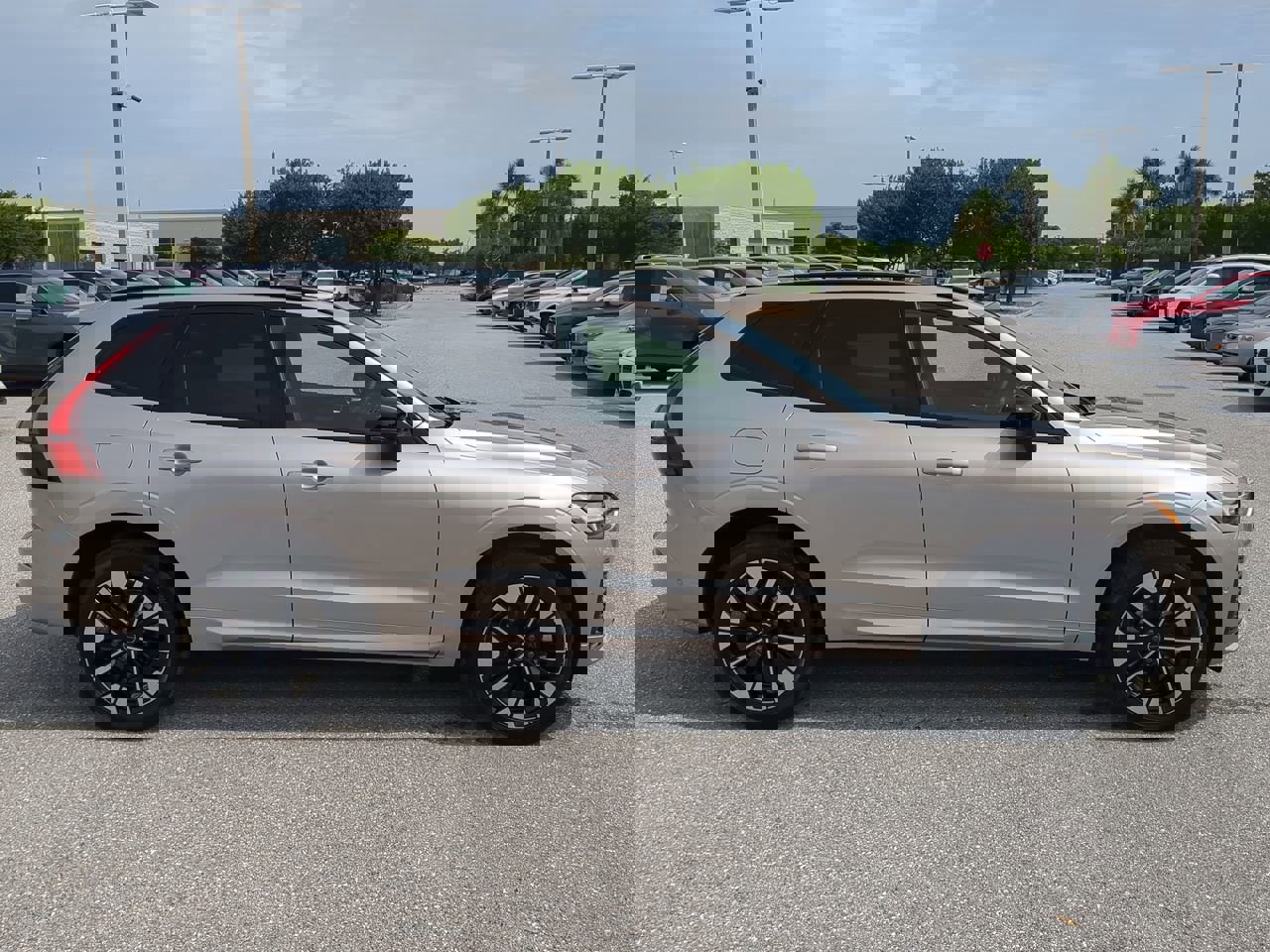 2026 Volvo XC60 B5 Plus photo 4